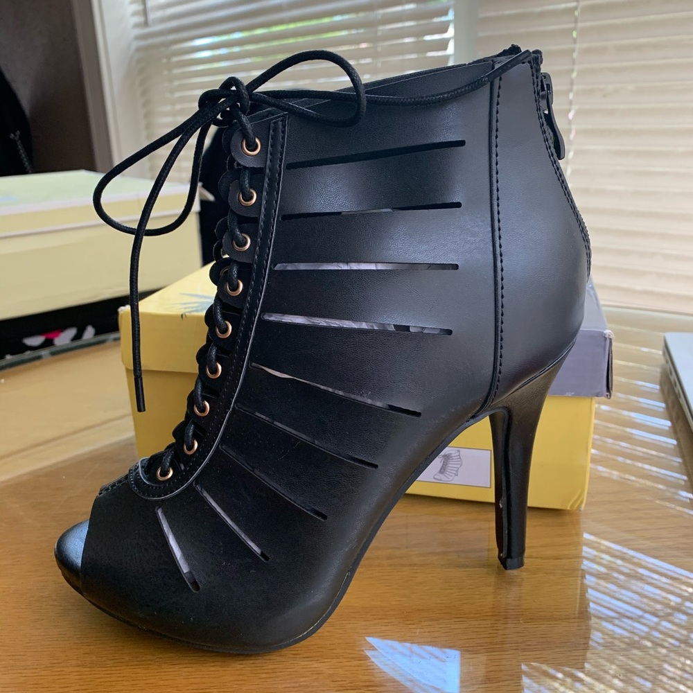 Forever Giana-47 Black Razor Cut Bootie Size 8
